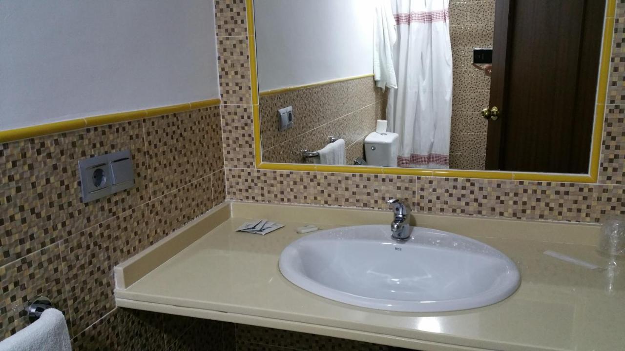 Hostal El Lirio Bollullos Par del Condado Eksteriør bilde